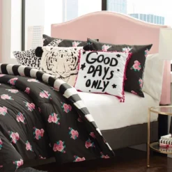 Betseyville 20" X 20" Betseys Leopard Throw Pillow Pink -Home Decor Store GUEST b71baca6 552e 4d5a 923f 696b213237c3